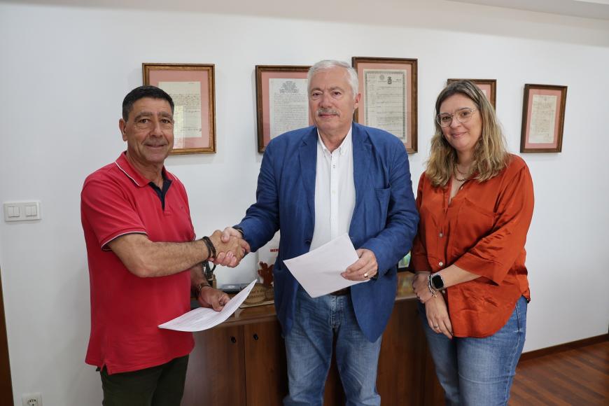 Assinatura de protocolo de cedência da Escola Primária de Casais da Lagoa Assinatura de protocolo de cedência da Escola Primária de Casais da Lagoa