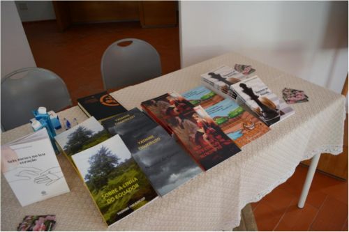 Apresentação da obra literária da nossa conterrânea Yasmine Figueiredo, que decorreu no passado dia 18 no convento de Santa Maria das virtudes.  Apresentação organizada pela Câmara Municipal de Azambuja em parceria com a Junta de Freguesia de Aveiras de B